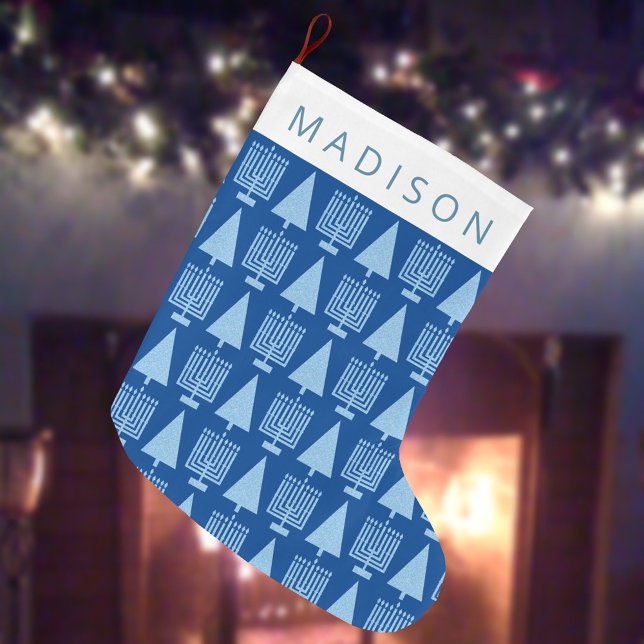 Grande Chaussette De Noël Joyeux Bleu Interconfessionnel Chrismukkah Mignonn (A pattern of Hanukkah menorahs and Christmas trees in blue for a Merry Everything holiday stocking)