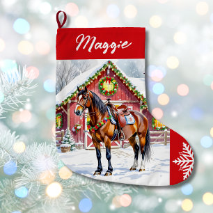 Grande Chaussette De Noël Un Cheval Brown Festif et une grange d'hiver Noël