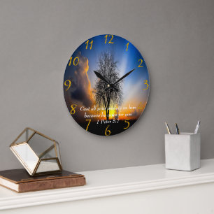 Grande Horloge Ronde 1 Pierre 5:7 arbre dans un champ avec ciel bleu