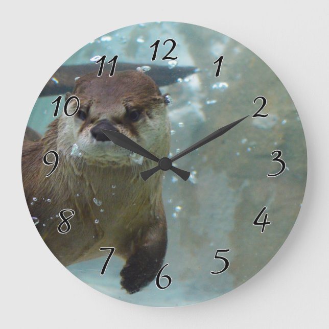 Grande Horloge Ronde A cute Brown otter swimming dans une piscine bleue (Recto)