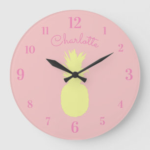 Grande Horloge Ronde Ananas jaune avec nom personnalisé sur fond rose