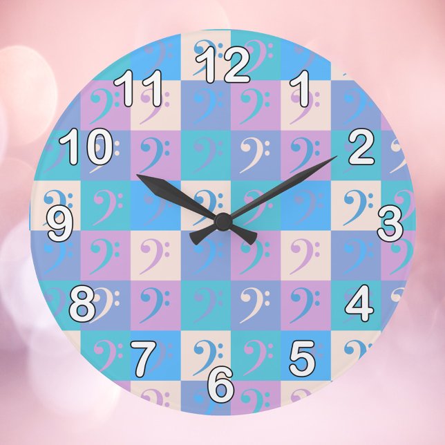 Grande Horloge Ronde Bass Clef Music Motif Pastel avec des chiffres (A clock with a pattern of bass clefs with white numbers and black outlines.)