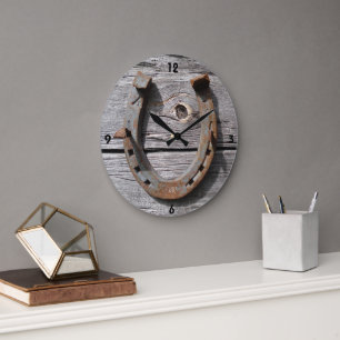 Grande Horloge Ronde Bonne Chance en fer à cheval sur la clôture en boi