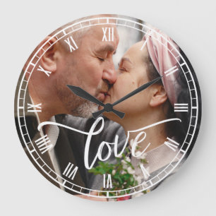 Grande Horloge Ronde Brush Script Love Photo personnalisée Numéros ro