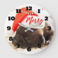 Carlin mignon de chiot dans Noël rouge de
