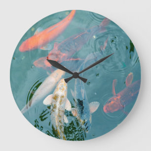 Grande Horloge Ronde Carpe Koï Nageant dans un Étang