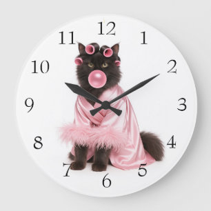 Grande Horloge Ronde Chat dans une robe rose avec bigoudis et bubble-gu