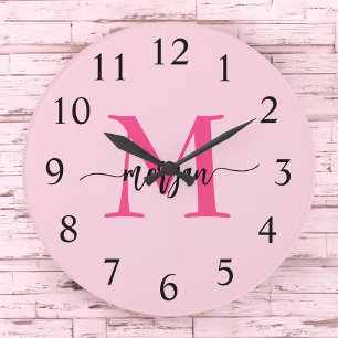Grande Horloge Ronde Chaud rose moderne Script Girl Monogramme Nom