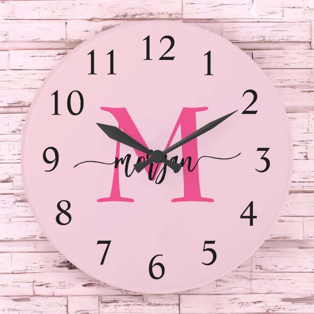 Grande Horloge Ronde Chaud rose moderne Script Girl Monogramme Nom (Créateur téléchargé)