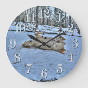 Grande Horloge Ronde Cheval blanc rouler dans la neige hivernale