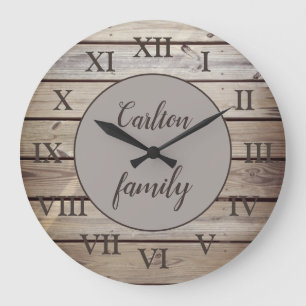 Grande Horloge Ronde Chiffres Romains en Bois Rustique Nom de Famille P
