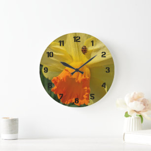 Grande Horloge Ronde Coccinelle sur fleur de narcisse jaune Floral