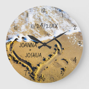 Grande Horloge Ronde Cœur dans la vue de l'océan tropical de la plage p