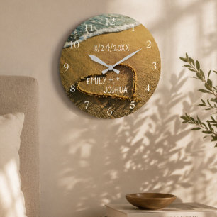 Grande Horloge Ronde Cœur dans le rivage de la plage vue sur l'océan tr