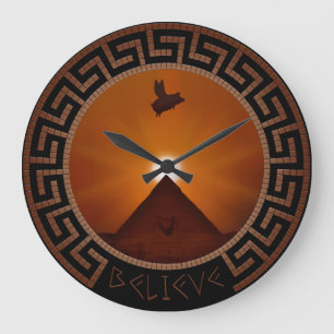 Grande Horloge Ronde croix-cochon semble survoler sphinx et pyramide