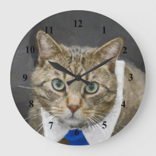 Grande Horloge Ronde Cuisine Brown Tabby Cat Green Eyes Cravate bleue