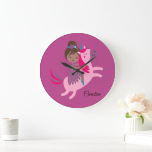 Grande Horloge Ronde Cute Brunette Haired Girl équitation sur une licor