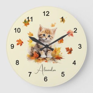 Grande Horloge Ronde Cute Orange Tabby Kitten dans les feuilles d'autom