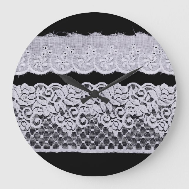 Grande Horloge Ronde Dentelle blanche ornementale, arrière - plan noir  (Recto)
