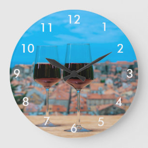 Grande Horloge Ronde Deux verres de vin rouge avec vue sur Dubrovnik