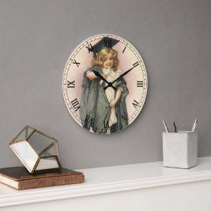 Grande Horloge Ronde Diplômée Vintage, Fille portant une toque et une t