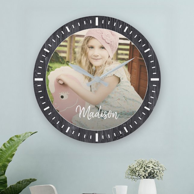 Grande Horloge Ronde Élégant bois rustique Nom personnalisé Photo (Perfect keepsake gift for grandparents)
