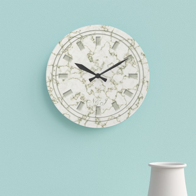 Grande Horloge Ronde Elégant Sage Green Faux Marble Monogramme (An elegant sage green faux marble clock with space for your initials)