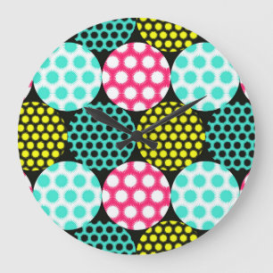 Grande Horloge Ronde Étoiles et cercles, motif pop multicolore.