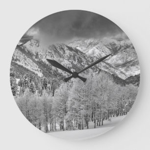 Grande Horloge Ronde Evergreens et Aspen dans une tempête de neige