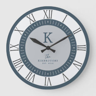 Grande Horloge Ronde Famille de monogramme gris bleu poussiéreux élégan