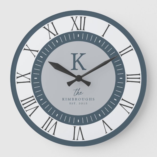 Grande Horloge Ronde Famille de monogramme gris bleu poussiéreux élégan (Recto)
