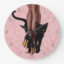 Femme élégante et chat noir