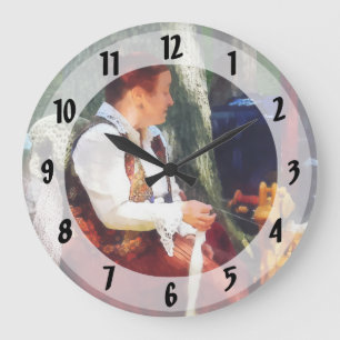 Grande Horloge Ronde Femme filant la laine au marché aux puces