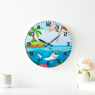 Grande Horloge Ronde Fille plongeant dans l'océan avec un requin amical