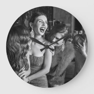 Grande Horloge Ronde Filles qui rient : belle photo noir-blanc