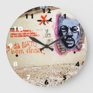 GRANDE HORLOGE RONDE GRAFFITI DE LISBONNE AVEC DES NOMBRES NOIRS ET