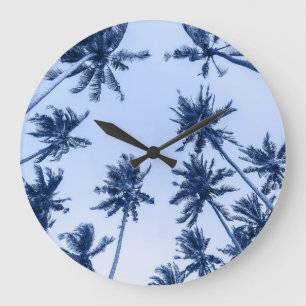 Grande Horloge Ronde Hauts palmiers, ciel bleu clair.