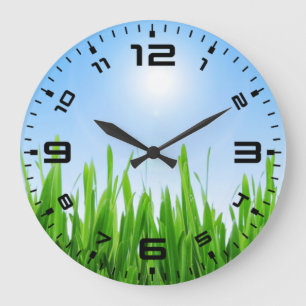 Grande Horloge Ronde Jardin à l'herbe verte avec conception de ciel ble