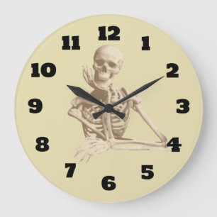 Grande Horloge Ronde Joyeux Squelette reposant sa menton dans sa main d