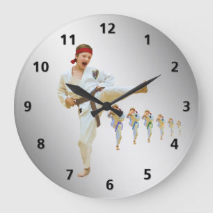 Grande Horloge Ronde Karaté donnant un coup de pied la ceinture Brown