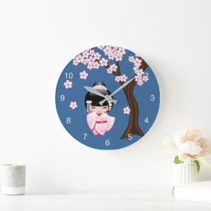 Grande Horloge Ronde Kimonos rose Kawaii Poupée Kokeshi sur fond bleu
