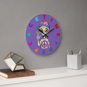 Grande Horloge Ronde L'Alien fait le signe de paix de la main 1