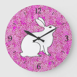 Grande Horloge Ronde Lapin sur un lit de fleurs de printemps