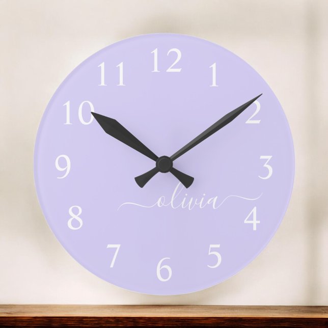 Grande Horloge Ronde Lavande Purple Script Moderne Fille Monogramme Nom (Créateur téléchargé)