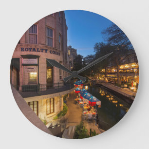 Grande Horloge Ronde Le Riverwalk À Dusk Dans Le Centre-Ville De San A