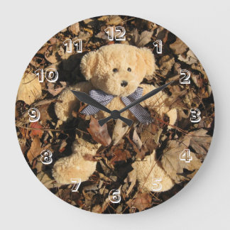 Grande Horloge Ronde L'ours en peluche et une grosse pile de Feuilles