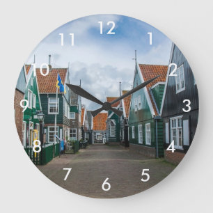 Grande Horloge Ronde Maisons traditionnelles en bois dans le village de
