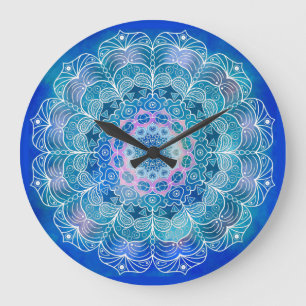 Grande Horloge Ronde Mandala 12 Turquoise bleu sur Arrière - plan bleu 