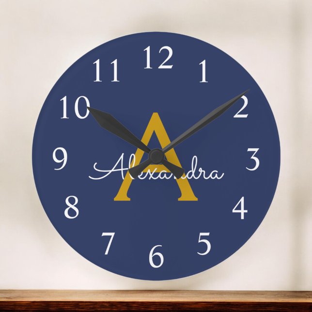 Grande Horloge Ronde Marine Blue Gold Modern Script Girl Monogramme Nom (Créateur téléchargé)