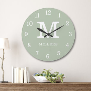 Grande Horloge Ronde Moderne Vert Sauge Et Monogramme De Nom De Famille